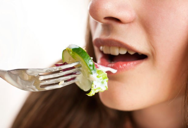Mastigar bem é uma das principais dicas da nutricionista (Foto: Thinkstock)