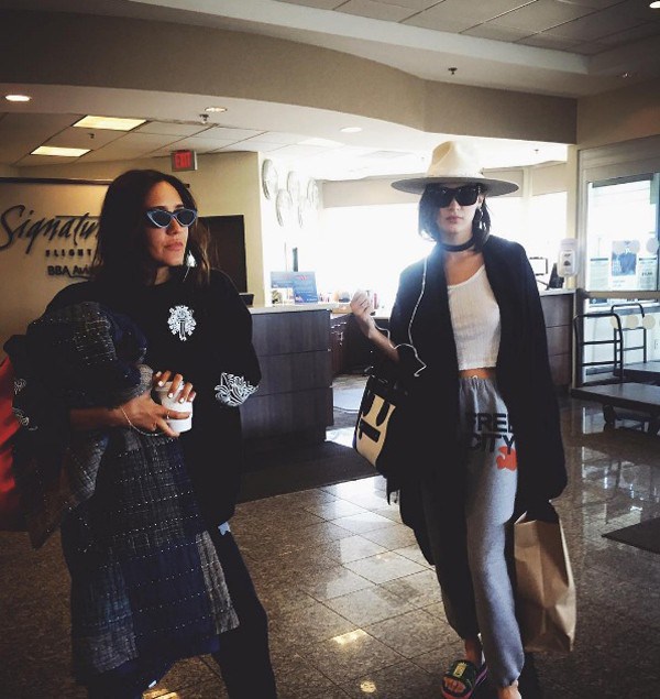 Bella Hadid faz ironia com 'look e aeroporto' (Foto: Reprodução / Instagram)
