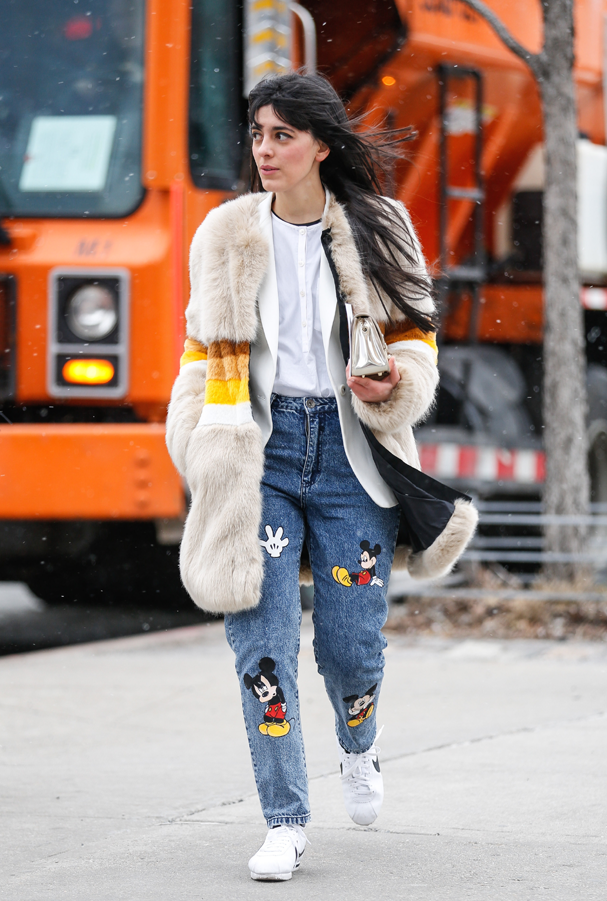 Jeans com patches é a moda anos 90 que ressurgiu poderosa em 2016! (Foto: Agência Fotosite)