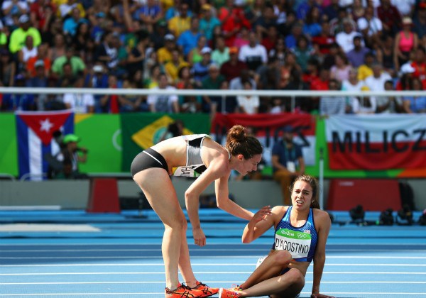 Nikki Hamblin, da Nova Zelândia, e Abbey D'Agostino, dos Estados Unidos, se ajudam depois de sofrer queda (Foto: Getty Images)