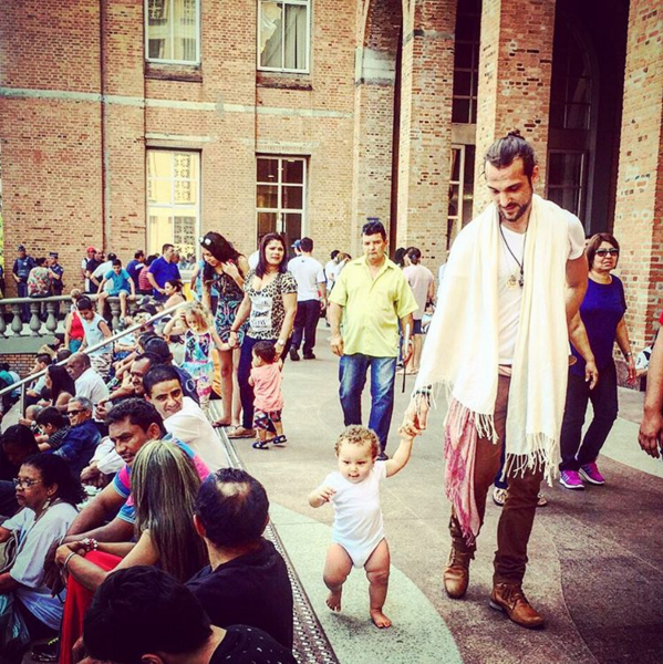 Igor passeia com o pequeno Antônio pela Basília de Nossa Senhora Aparecida, no interior de São Paulo (Foto: Reprodução/Instagram)
