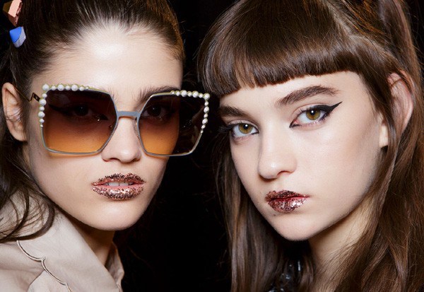 Make ousado no desfile da Fendi: lábios com glitter e delinedor gráfico (Foto: Imaxtree)