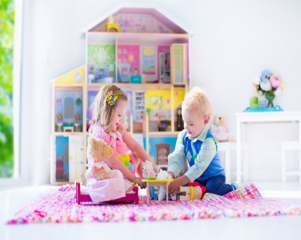 Meninos e meninas devem brincar juntos sem divisão de brinquedos conforme o gênero (Foto: Thinkstock)