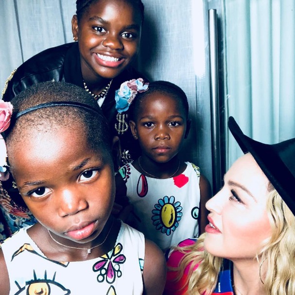 Madonna com as filhas (Foto: Instagram/Reprodução)