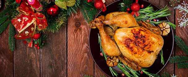 Baked turkey or chicken. The Christmas table is served with a turkey, decorated with bright tinsel and candles. Fried chicken, table. Christmas dinner. Flat lay. Top view (Foto: Getty Images/iStockphoto)