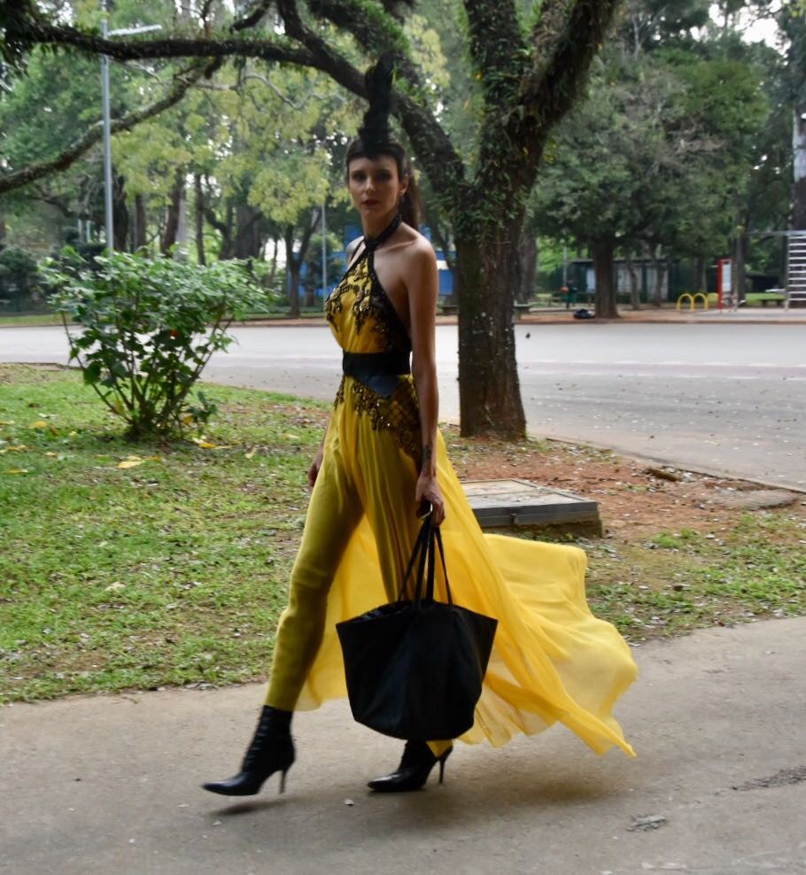 Vestido de festa acinturado combinado com ankle boots e maxibag (Foto: Camila Zarzur)