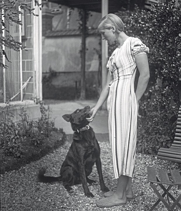 Marie-Thérèse aos 19 anos com o cachorro de sua mãe. (Foto: © Succession Picasso/Dacs London, 2018, © The Cecil Beaton Studio Archive At Sotheby’s e © Archives Maya Widmaier-Ruiz-Picasso)