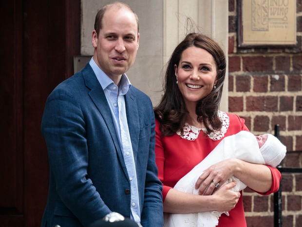 Ao lado do príncipe William, Kate Middleton deixa o hospital após dar à luz seu terceiro filho (Foto: Getty Images)