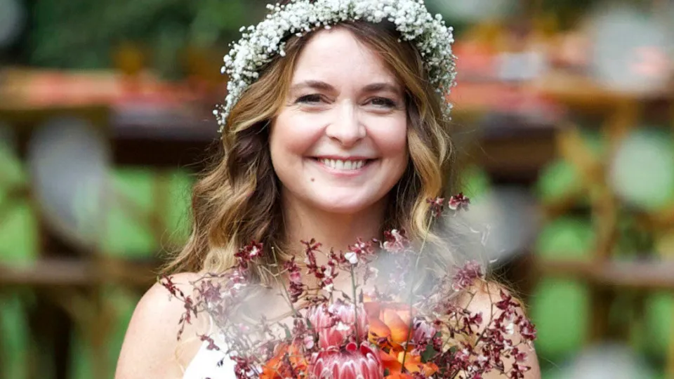 'Ajuda a criar meus filhos', diz Claudia Abreu ao convidar babá para vinheta da Globo