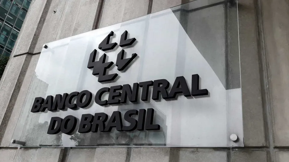BC define regra do Pix parcelado neste mês após alerta sobre risco de endividamento
