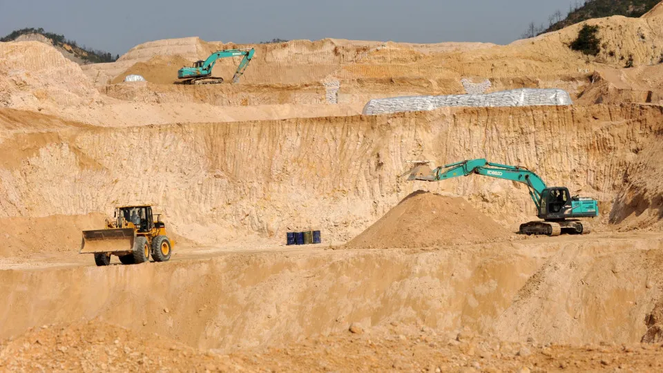 China defende controle de terras raras; impacto será "muito limitado"