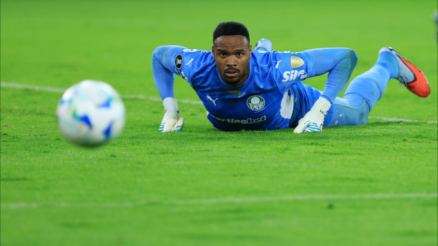 ‘Chuta a bola e não tem tempo de tirar o pé’, diz áudio do VAR sobre Gómez