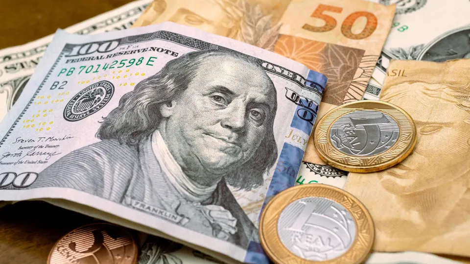 Dólar fica abaixo dos R$ 5 pela primeira vez em dois anos