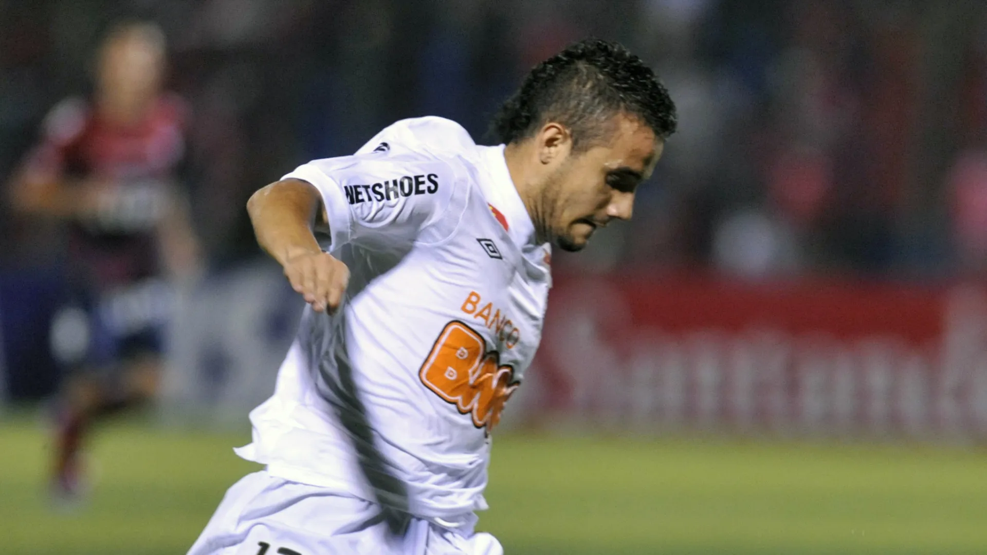 Ex-Santos que quase perdeu perna após grave lesão se aposenta aos 37 anos