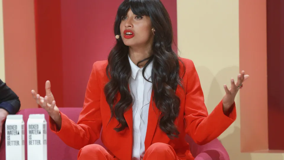 Jameela Jamil critica padrão de beleza de Hollywood
