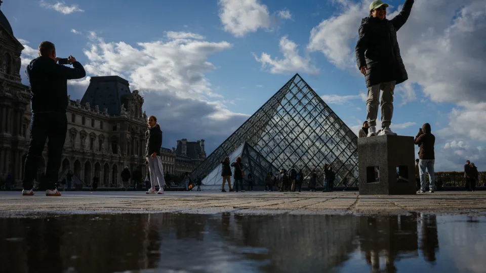 Polícia francesa prende dois suspeitos do assalto ao Museu do Louvre