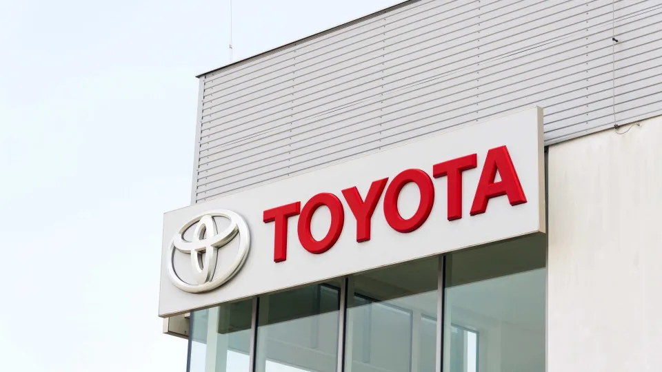 Toyota retomará produção em novembro com motores importados