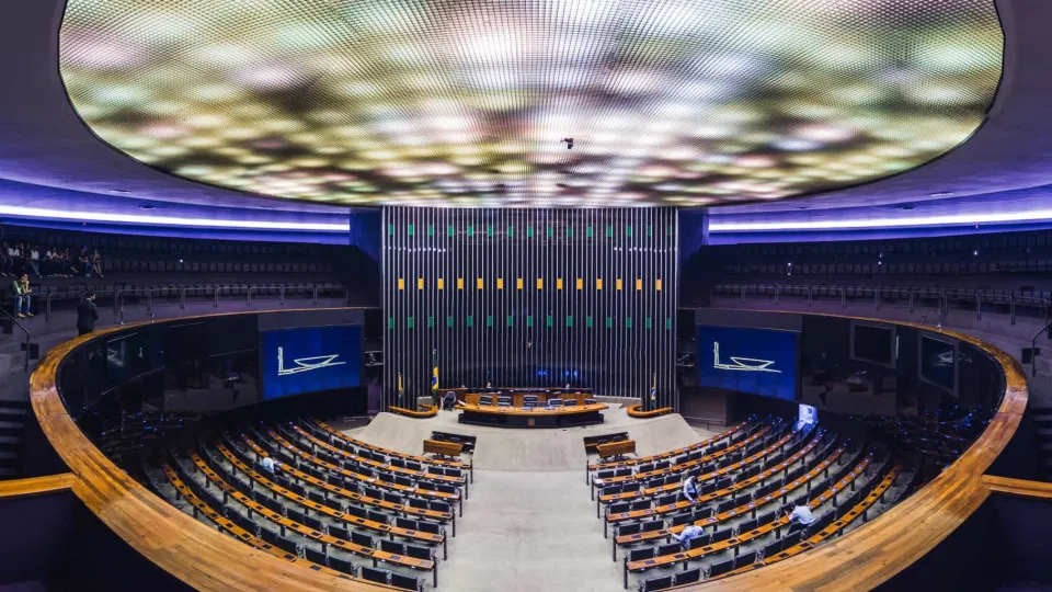 Fim da escala 6×1 avança no Congresso e eleva receio de setores produtivo e financeiro